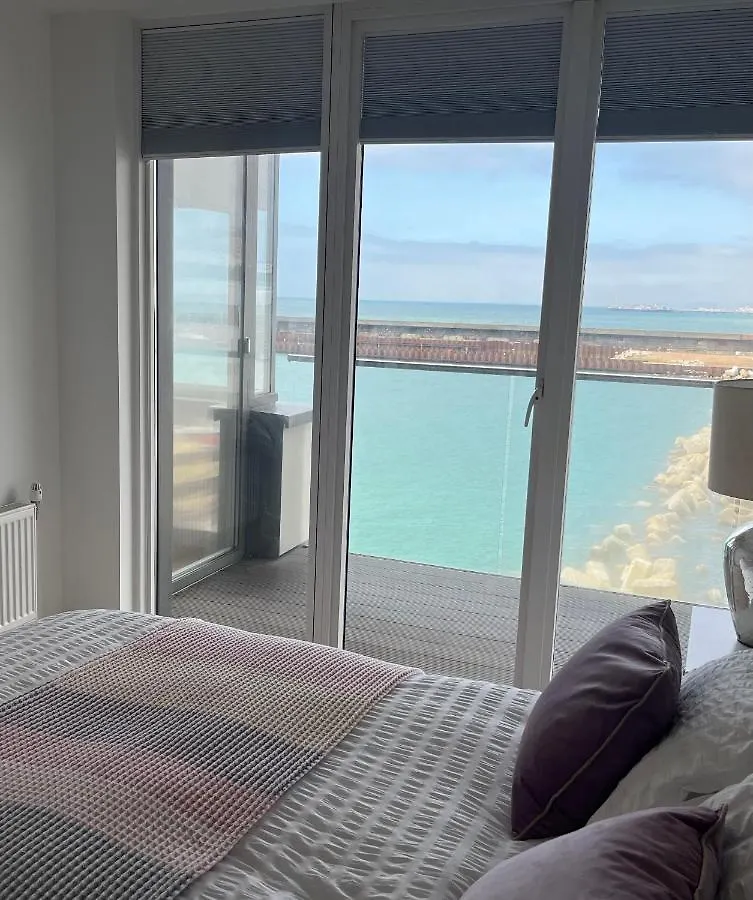Stunning 2 Bedroom, 2 Bathroom Apartment. Brighton Apartment