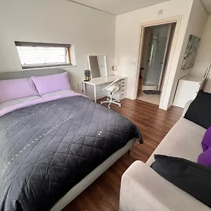 https://stunning-3-double-bedroom-apt-in-greenwich-near-o2.cambridgehotelsuk.com